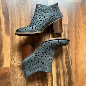 Sofft block heel ankle booties